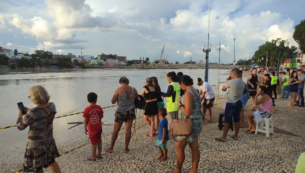 Cheia do rio Acre vira atração turística na Gameleira